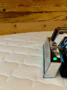 Hotel Matratzen Reinigung mit Maschine im Einsatz